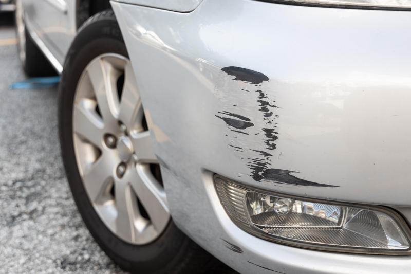 auto danneggiata in sosta